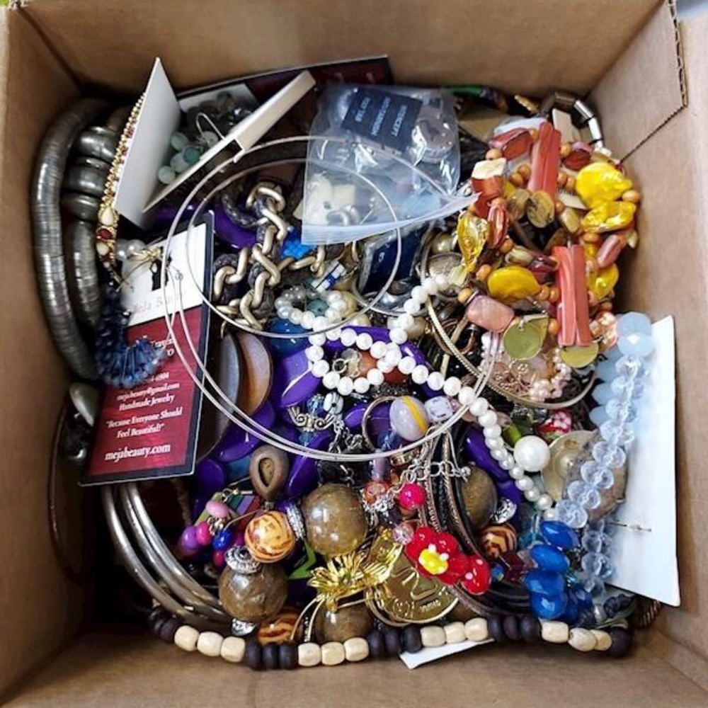 3lbs+‼️Grab bag . Jewelry, random pieces. Necklaces, brooches, earrings etc